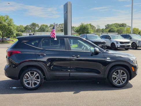 Used 2023 Kia Seltos LX AWD/4WD image 3