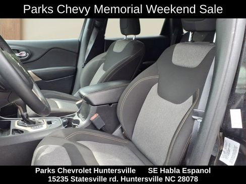 Used 2017 Jeep Cherokee Sport FWD image 13