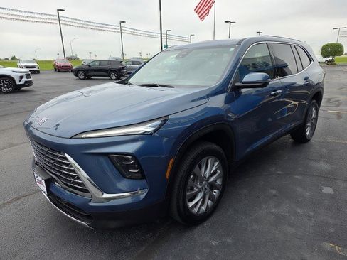 Used 2025 Buick Enclave Preferred AWD/4WD image 17