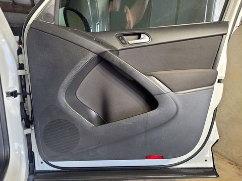 Used 2017 Volkswagen Tiguan Limited w/ Premium Package image 16