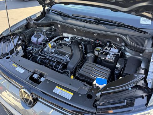 Certified 2025 Volkswagen Taos SE image 38
