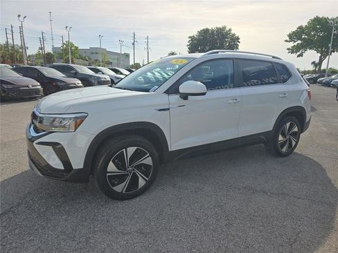 Used 2024 Volkswagen Taos SE w/ Panoramic Sunroof Package AWD/4WD image 8