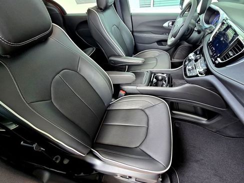 New 2026 Chrysler Pacifica Limited image 23