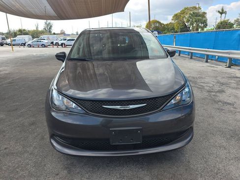 Used 2023 Chrysler Voyager LX image 2