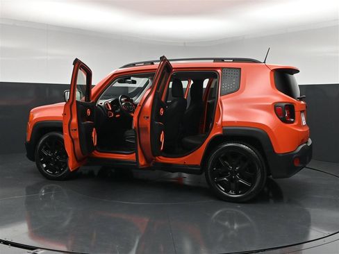 Used 2018 Jeep Renegade Altitude w/ Cold Weather Group FWD image 39