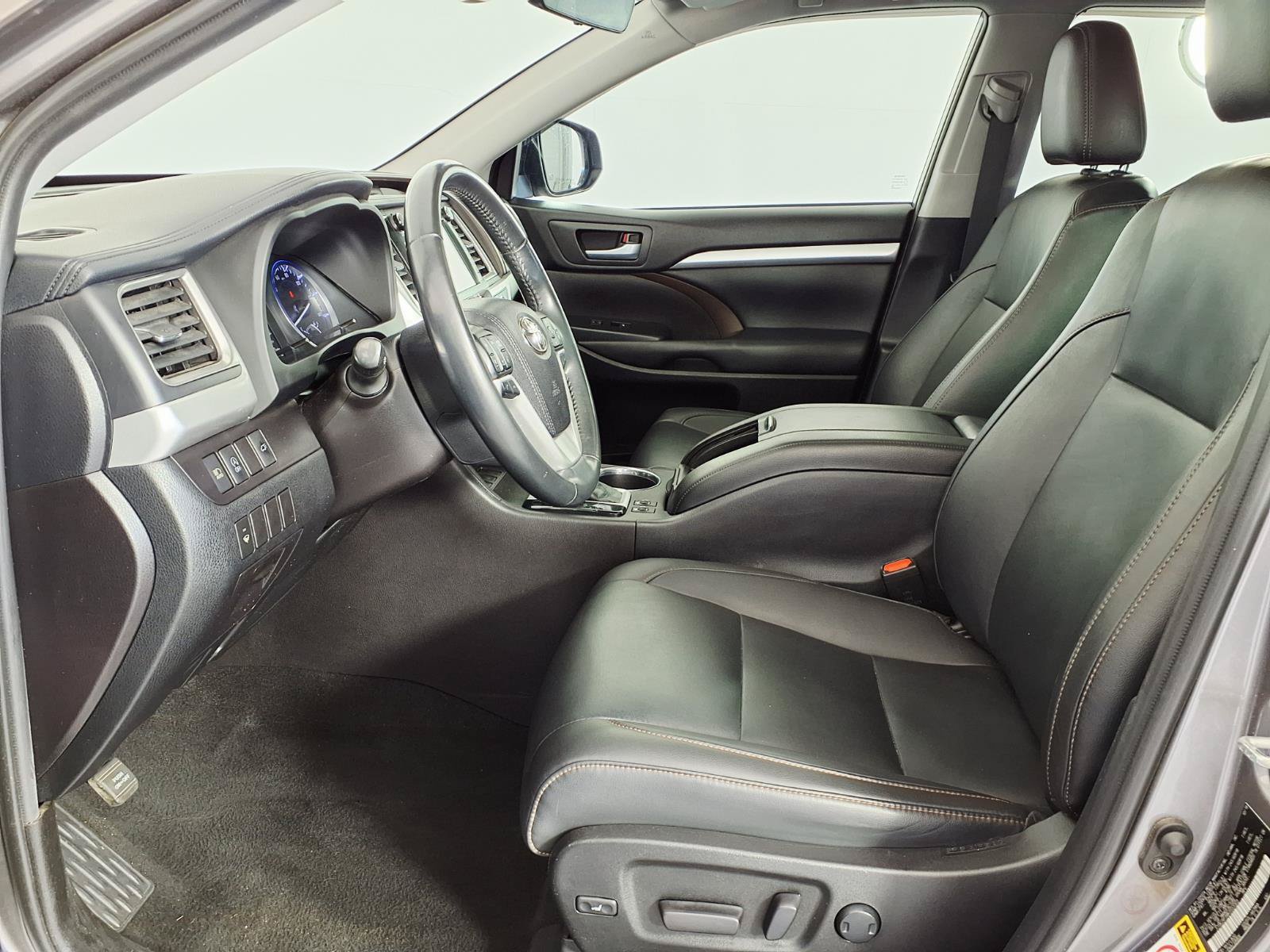 Used 2019 Toyota Highlander XLE FWD image 11