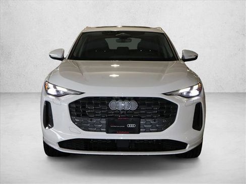 Used 2025 Audi Q5 Premium w/ Convenience Package image 2