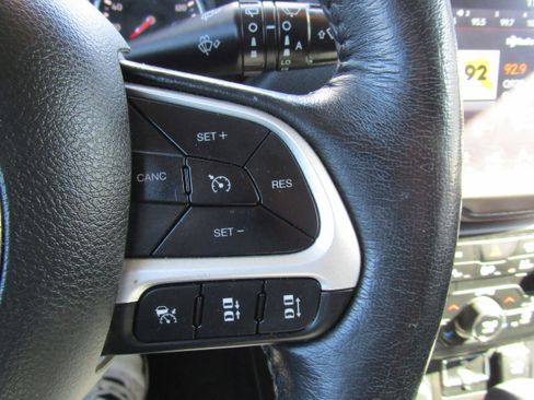 Used 2019 Jeep Renegade Latitude w/ UConnect 8.4 Nav Group image 19