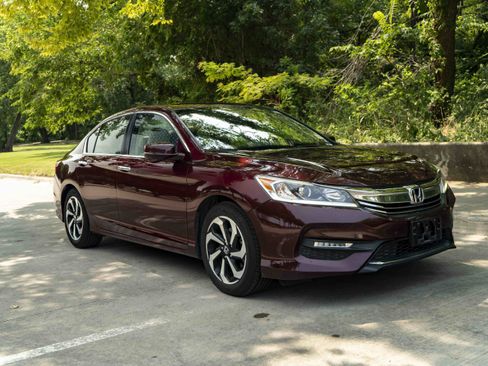 Used 2017 Honda Accord EX-L image 2