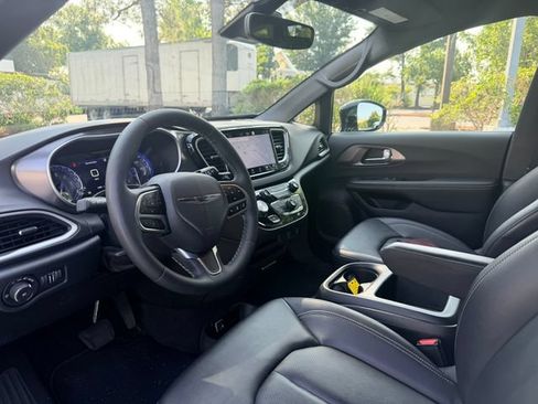 Used 2026 Chrysler Pacifica Select FWD image 10