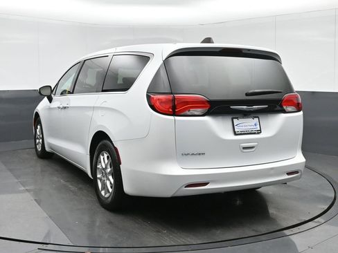 Used 2023 Chrysler Voyager LX image 5