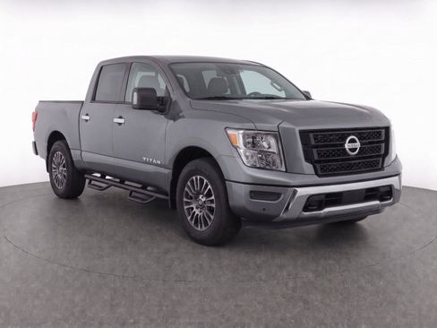 Used 2021 Nissan Titan SV w/ SV Convenience Package RWD image 2