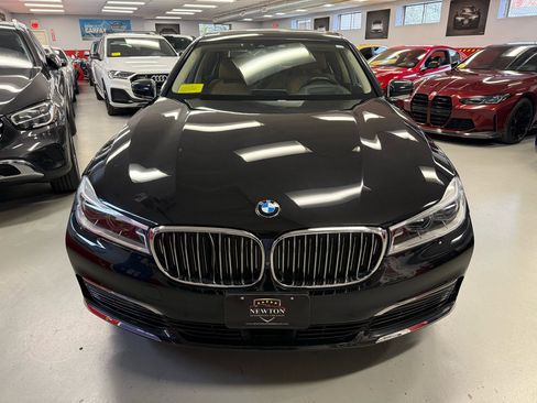 Used 2019 BMW 750i xDrive w/ Executive Package image 2