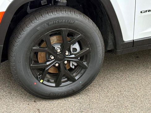 New 2026 Jeep Grand Cherokee Altitude image 5