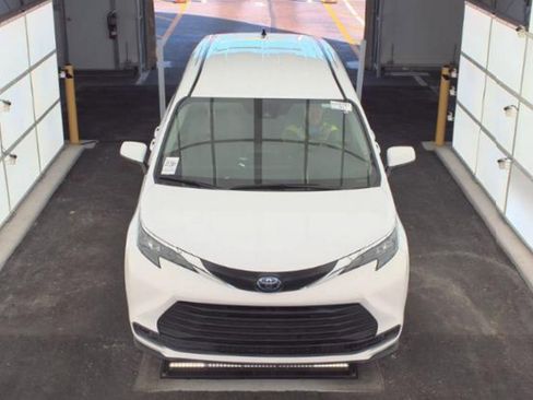 Used 2024 Toyota Sienna LE image 2