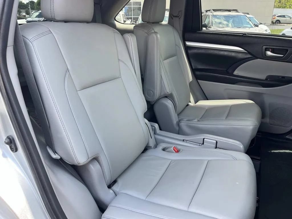 Used 2019 Toyota Highlander XLE AWD/4WD image 26