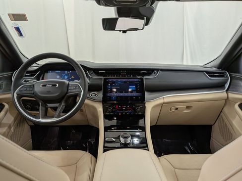 Used 2024 Jeep Grand Cherokee Limited w/ Luxury Tech Group II image 13