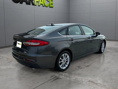 Used 2019 Ford Fusion SE FWD image 12