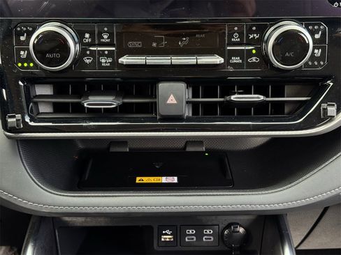 Used 2024 Toyota Highlander Platinum image 17