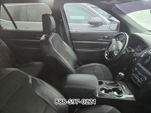 Used 2019 Ford Explorer XLT w/ Equipment Group 202A image 9