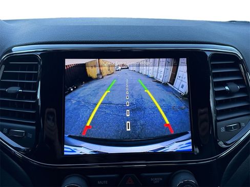 Used 2019 Jeep Grand Cherokee Laredo w/ Laredo X Package image 15