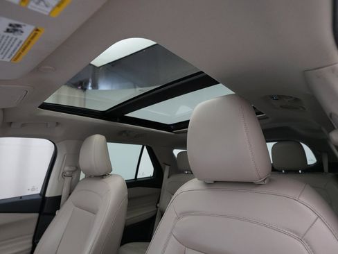 Used 2023 Ford Explorer XLT w/ Equipment Group 202A image 32