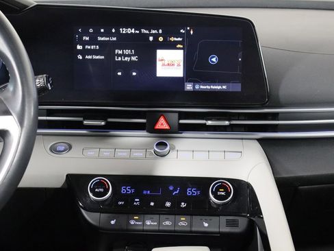 Used 2023 Hyundai Elantra Limited image 28