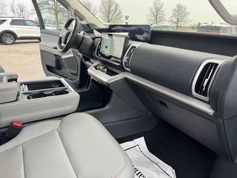 Used 2025 Ford Expedition Active image 43