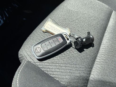 Used 2025 Nissan Rogue SV FWD image 21