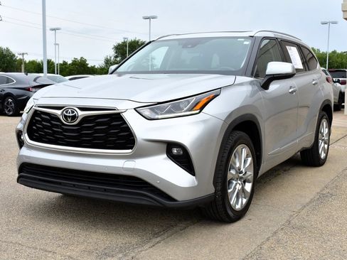 Used 2023 Toyota Highlander Limited FWD image 1