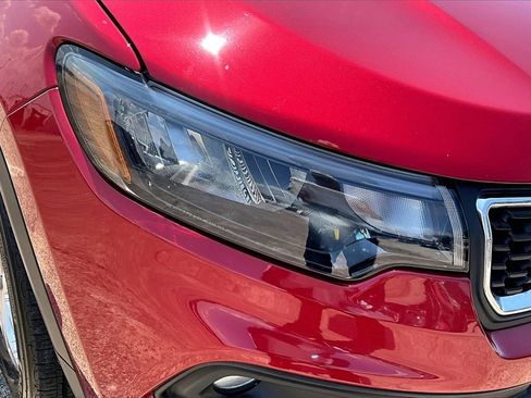 Used 2025 Jeep Compass Latitude image 33