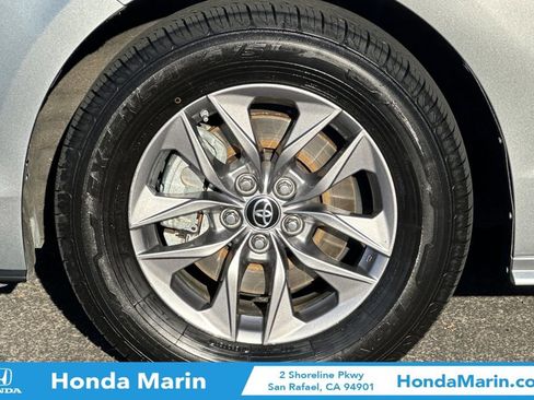 Used 2022 Toyota Sienna XLE image 33