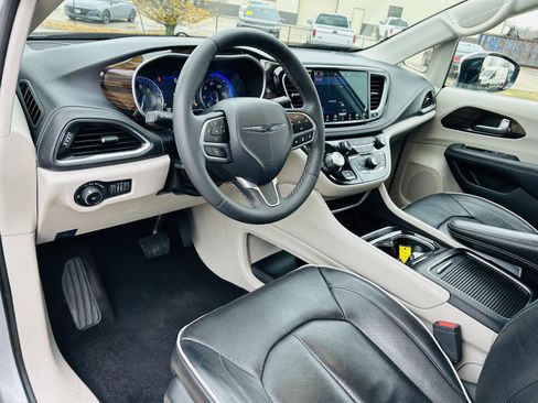 Used 2023 Chrysler Pacifica Limited image 16