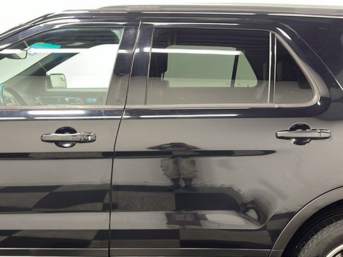 Used 2016 Ford Explorer XLT w/ Equipment Group 202A AWD/4WD image 13