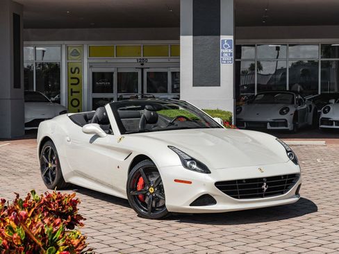 Used 2015 Ferrari California T image 12