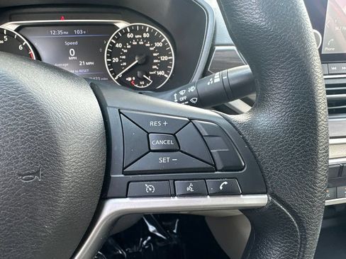 Used 2025 Nissan Altima 2.5 SV FWD image 15