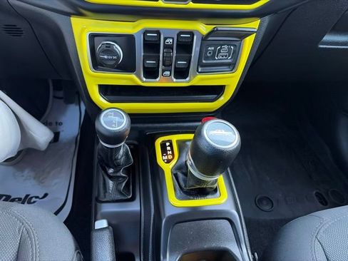 Used 2023 Jeep Gladiator Sport AWD/4WD image 19