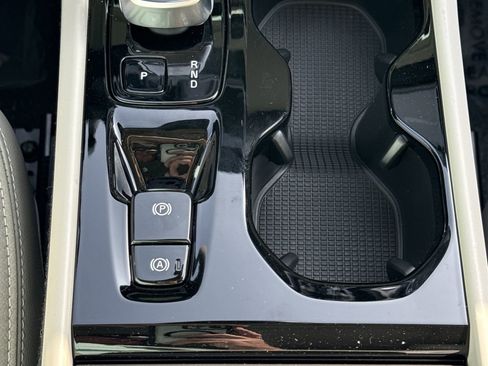 New 2026 Volvo XC40 B5 Plus w/ Protection Package Premier image 31