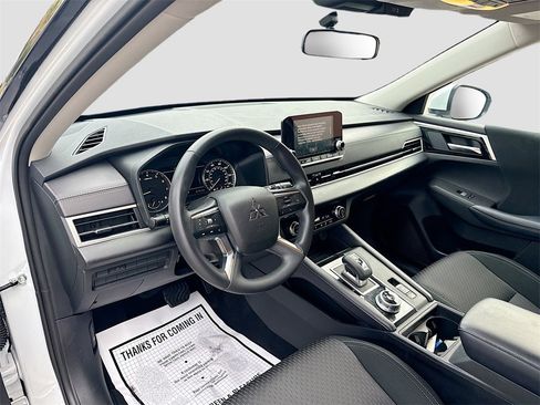 Used 2024 Mitsubishi Outlander ES image 10