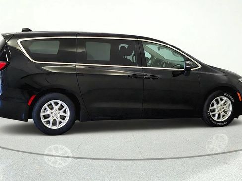 Used 2023 Chrysler Pacifica Touring-L FWD image 6