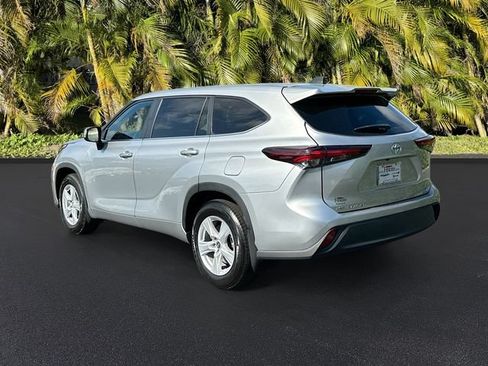 Used 2024 Toyota Highlander LE AWD/4WD image 7