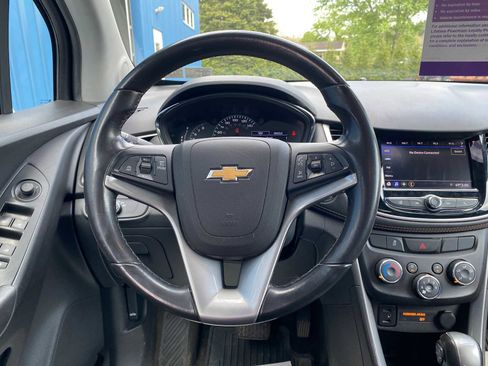 Used 2020 Chevrolet Trax LT w/ LT Convenience Package FWD image 16