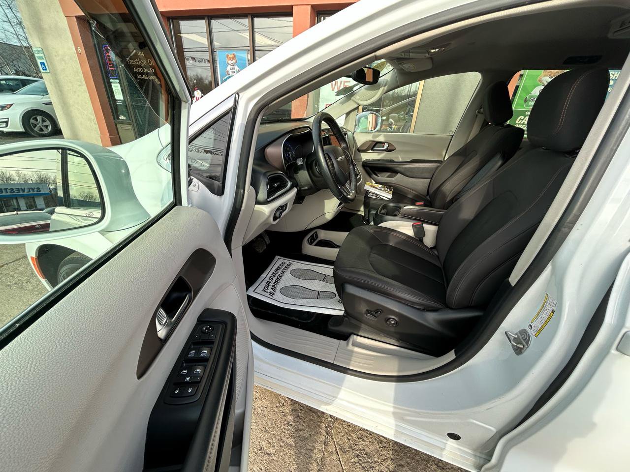 Used 2019 Chrysler Pacifica Touring Plus w/ Tire & Wheel Group FWD image 9