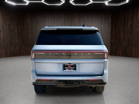 Used 2025 Lincoln Navigator Reserve AWD/4WD image 7