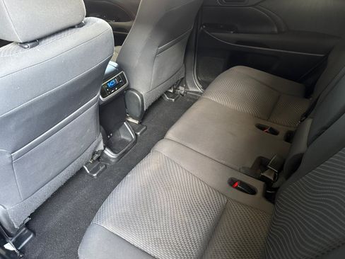 Used 2017 Toyota Highlander LE FWD image 23