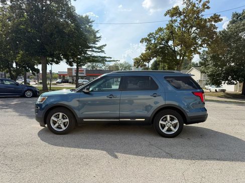 Used 2018 Ford Explorer XLT w/ Equipment Group 202A FWD image 4
