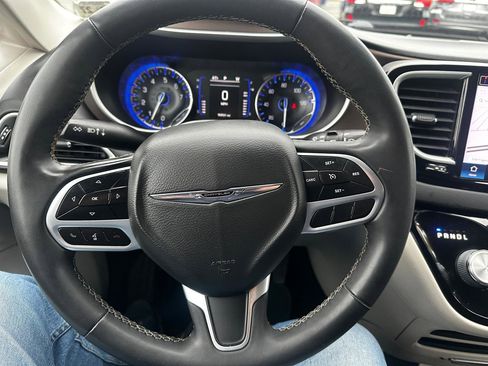 Used 2022 Chrysler Voyager LX image 11