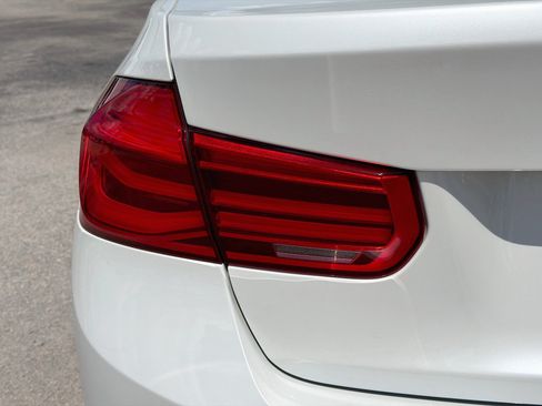 Used 2018 BMW 320i Sedan w/ Premium Package RWD image 10