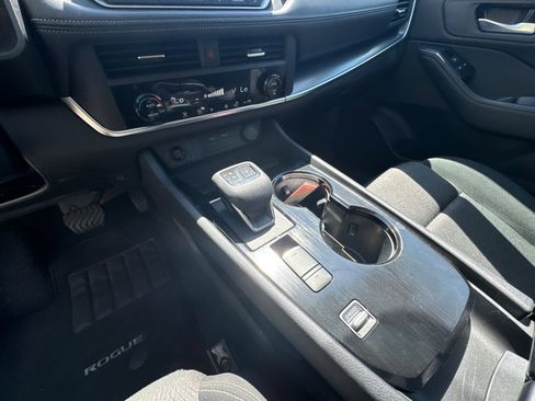 Used 2025 Nissan Rogue SV image 31