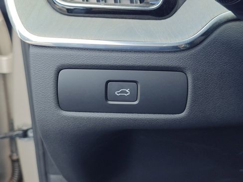 Used 2025 Volvo XC60 B5 Plus image 17